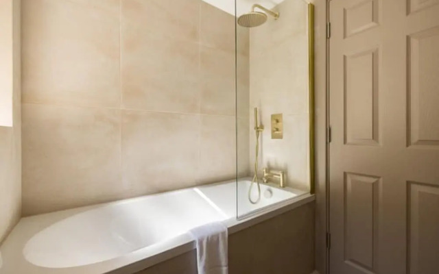 The Tyrwhitt Road Place - Lovely 2bdr Flat With Garden