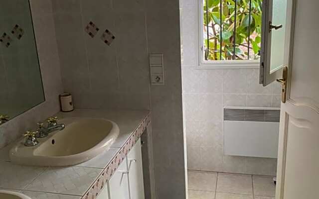 Chambre spacieuse independante dans villa plus parking privee