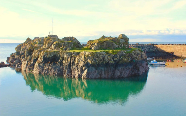 Lodge Cabin with Fabulous Views - Farm Holiday