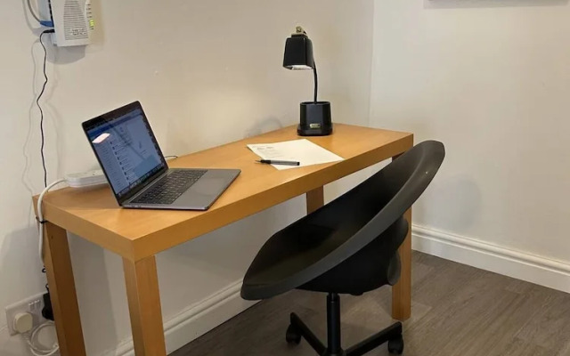 Stunning 1BR Apt in Central Cheltenham