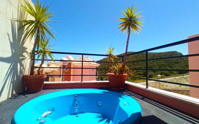 Oceanview Duplex shared Pool & Beach Sesimbra