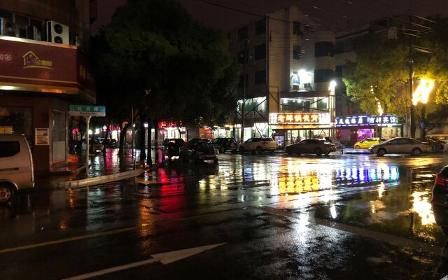 Changsha Hongji Express Hotel (West Bus Station Business University)