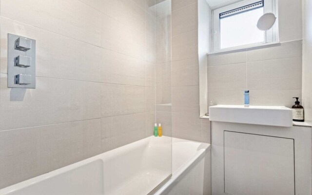 Lovely 2 Bed Apartment w Balcony nr River Thames