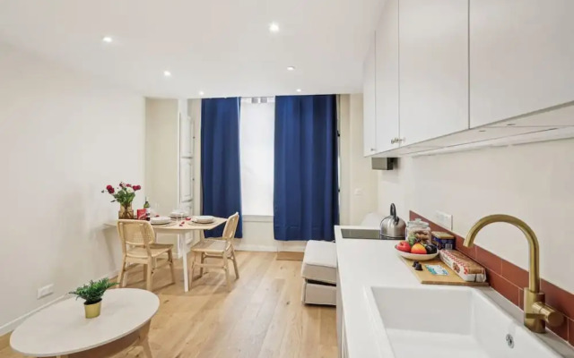 Ganneron in Paris With 1 Bedrooms and 1 Bathrooms