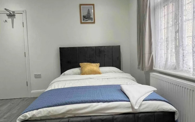 Inviting 2-bed Apartment in Ilford