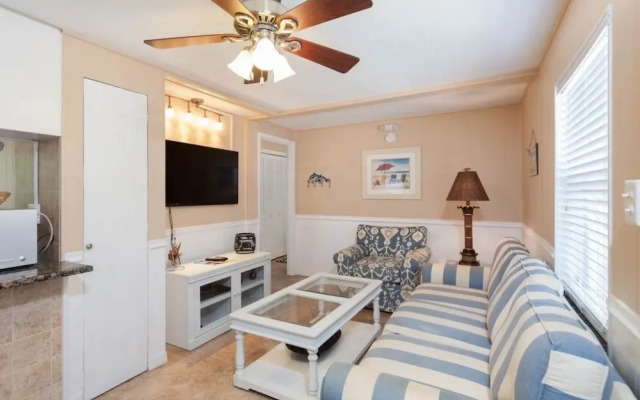 Cozy Beach  Pet Friendly Steps From Beach! 1 Bedroom Home by RedAwning