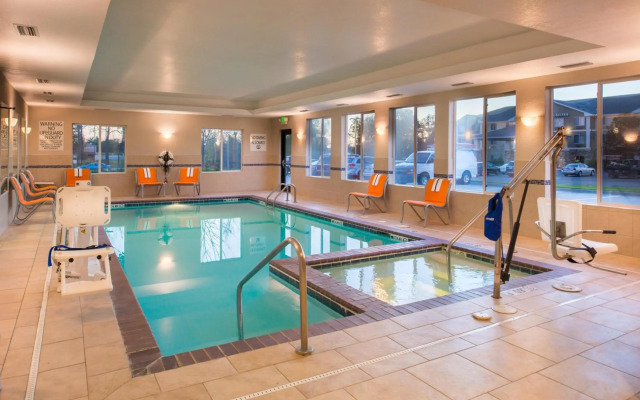 Holiday Inn Express Hotel & Suites Pittsburg by IHG