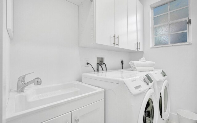 4BR Hollywood Beach Home with Pool