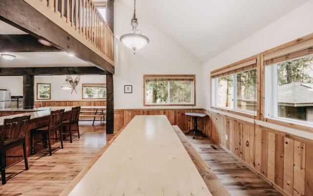 03mbh -12-bdrm - 3.5-bath - Wifi - Pets Ok - Sleeps 26 12 Bedroom Home by RedAwning