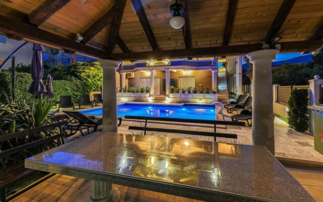 Beautiful Home in Kastel Stafilic With Wifi and 4 Bedrooms