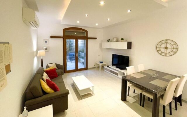 Peaceful Home With hot tub and 2 Communal Pools