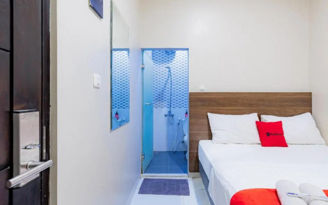 RedDoorz near Taman Palem