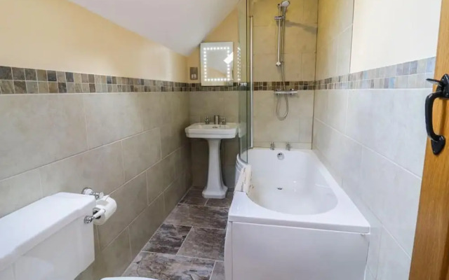 Cosy Barn - Sleeps 8, Hot Tub & Countryside Views