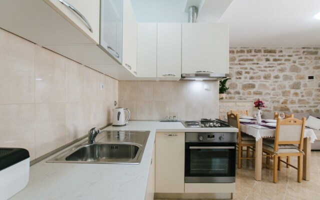 Modern Traditional Apartment w Patio, Near Beach