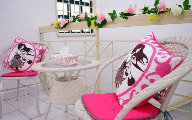 Manis-Manis Pink Lady Cottage