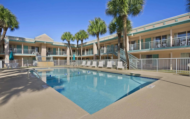 Royal Palace Inn & Suites