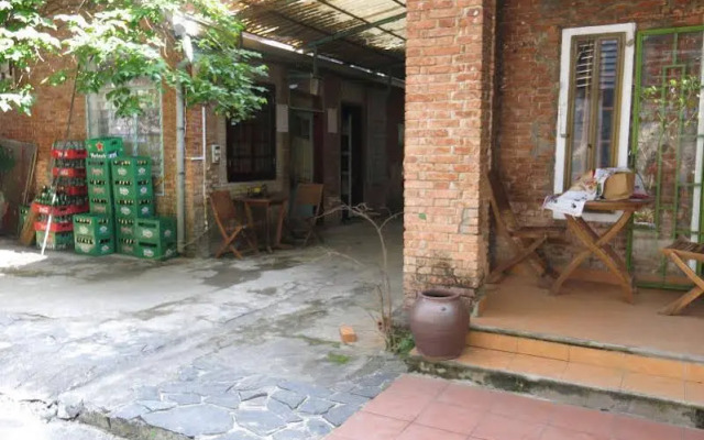 Oasis Bar and Hostel