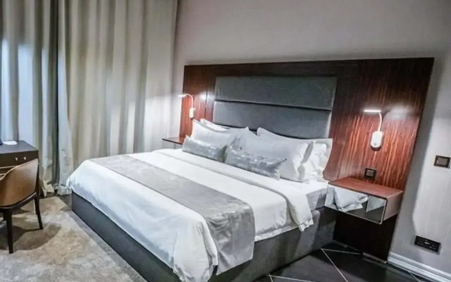 Tripod by Pedestal Hotel