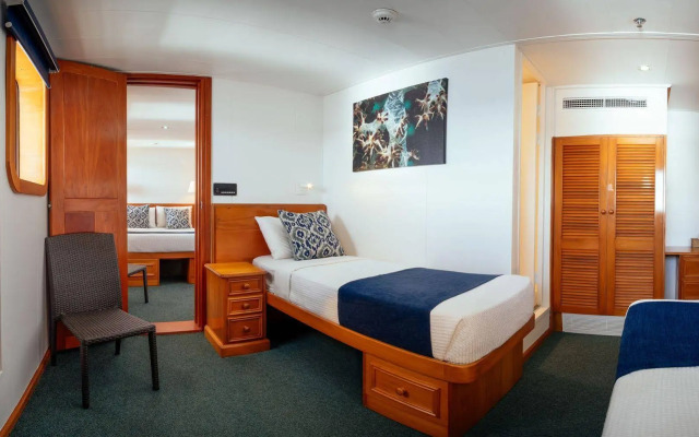 Captain Cook Cruises Fiji - Reef Endeavour