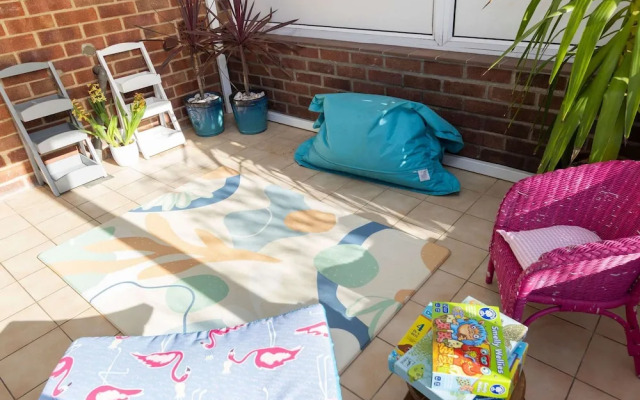 Seaside Retreat - Five Minutes to Beach Village