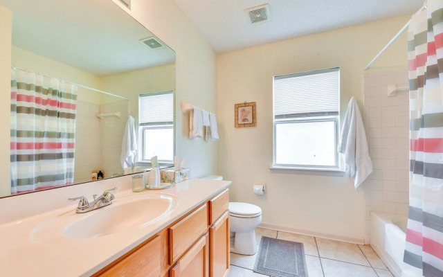 Lovely Family Home w/ Lanai, 6 Mi to Amelia Island