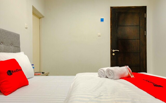 RedDoorz near Pasar Baru 3