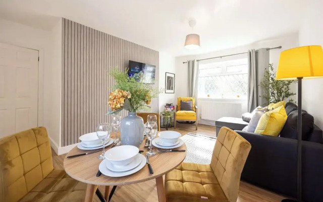 Spacious Apartment Near MCR Airport