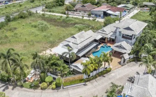 Royal Boat Pool Villa - Pattaya