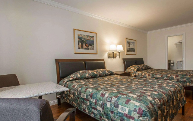 Palm Inn Hotel near Tyler Mall Riverside