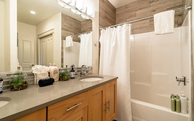 Rooftop Deck Walk to River Downtown Fire pit