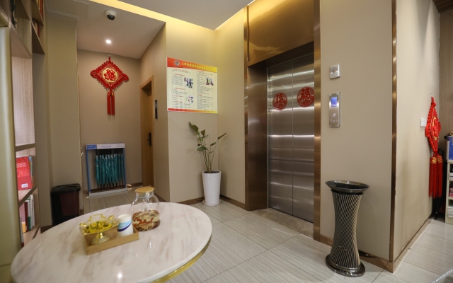 Qingmu Select Hotel (Shanghai Hongqiao Airport Longbai Xincun Subway Station)
