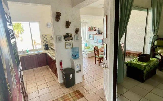 Bttm floor beachfront condo in Half Moon Bay Akumal