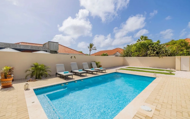 Cozy 3br2ba Great Location w Private Pool Patio