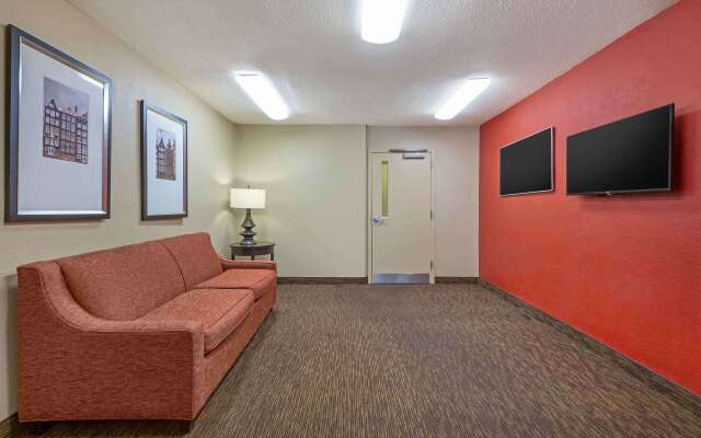 HomeTowne Studios & Suites by Red Roof Greensboro