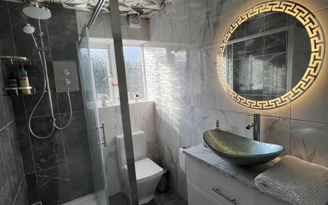 Luxury 2 Bed Apartment in Royal Sutton Coldfield