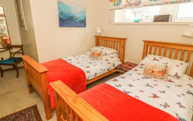 1 Bridge End & Garden