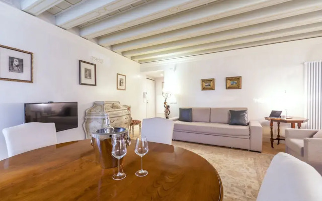 Gondola Luxury Apartment by Wonderful Italy