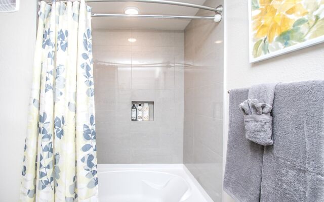 Rooftop Pool-Close 2 Shops-Dining-C4419