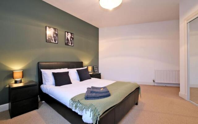 Modern & Spacious Apartment in City Centre