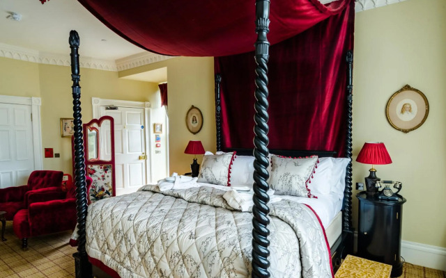 Crossbasket Castle Hotel & Restaurant