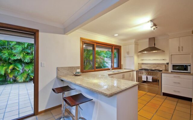 Bal Harbour Broadbeach Waters Holiday Home