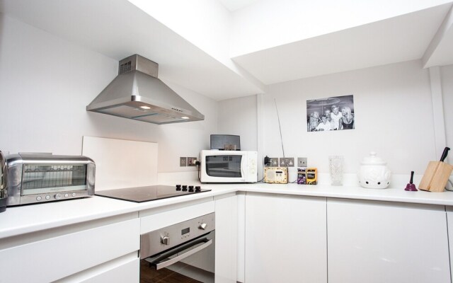 Contemporary 3 Bedroom Apartment In Battersea