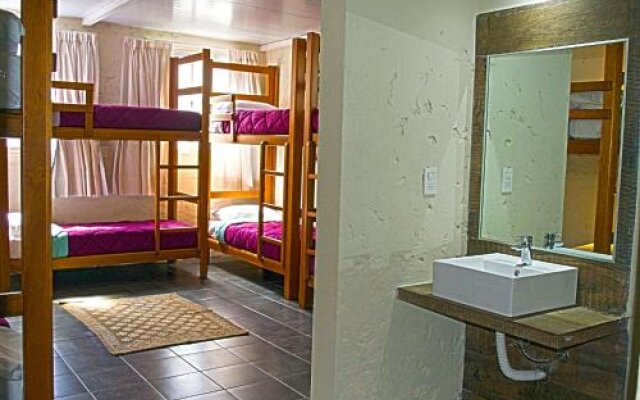 Alevines Playa el Emir Hostel & Suites