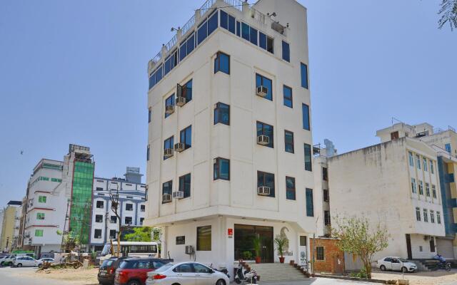 OYO 12957 Hotel Silver Plaza