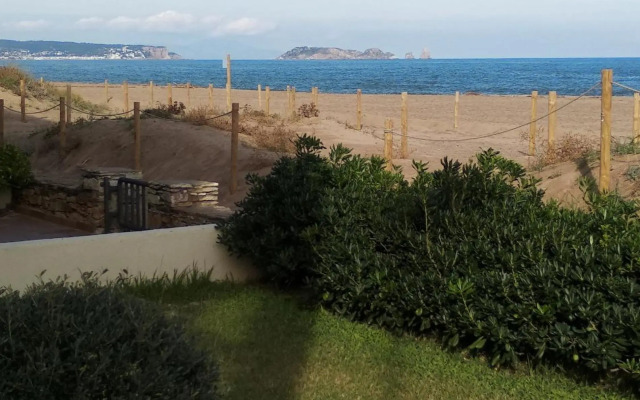 Sea front apartment in Platja Pals with terrace and parking