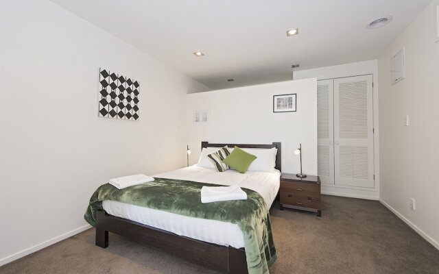 Perfect Central Location, 1/2 way CBD & Airport
