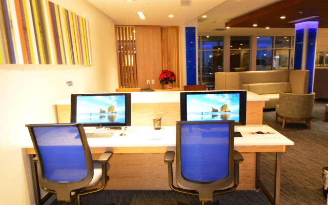 Holiday Inn Express & Suites Toledo West by IHG