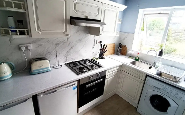 Cozy 3-Bed Family Home with Free Parking