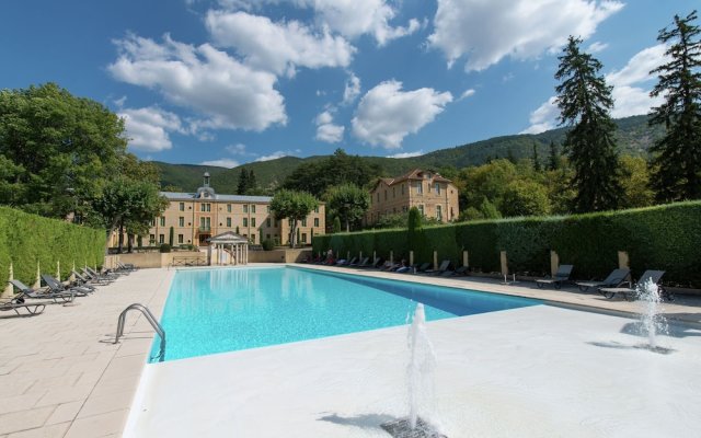 Spacious Villa in Drome with Swimming Pool