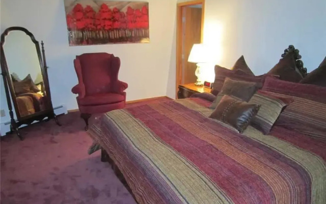 Slopeside Chalet - 6 Bedrooms Home